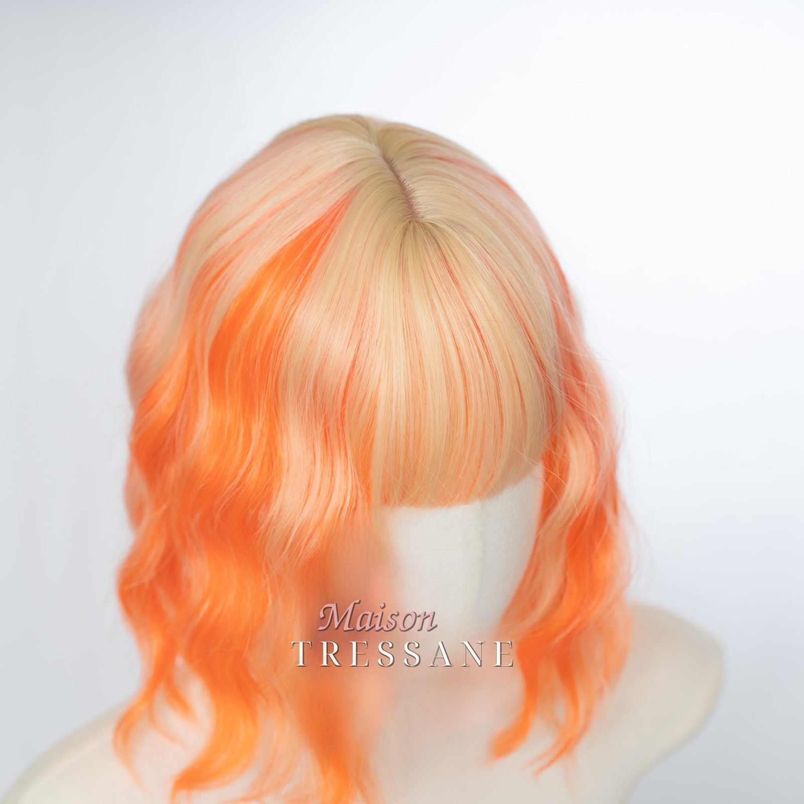Perruque ombrée orange de 30 cm (12 po.) avec frange — ondulée, 30 cm, teinte blond — vue de trois quarts