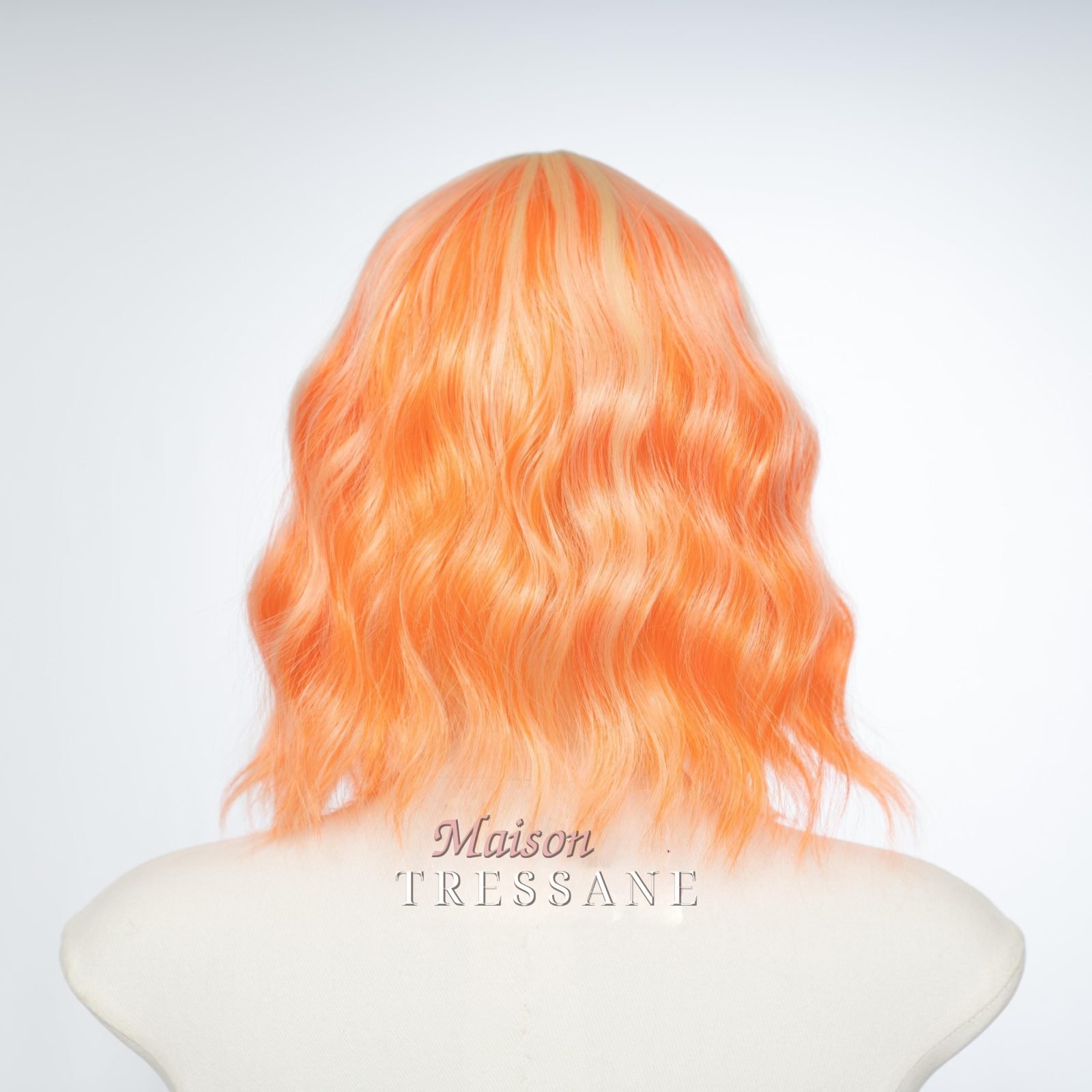 Perruque ombrée orange de 30 cm (12 po.) avec frange — ondulée, 30 cm, teinte blond — vue de dos