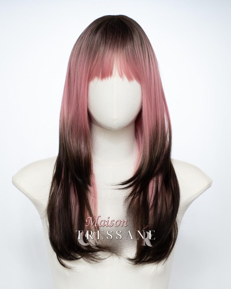 Perruque droite de 50 cm avec frange — lisse, 50 cm, teinte rose & violet — portée, vue de face