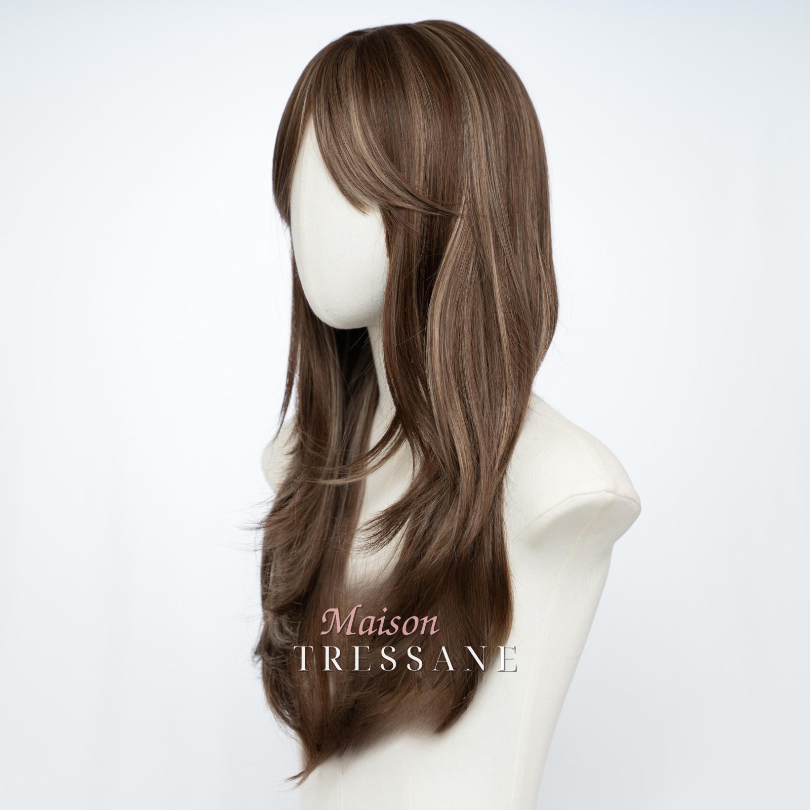 Perruque mèche brune de 22 pouces avec frange — lisse, 55 cm — vue de trois quarts