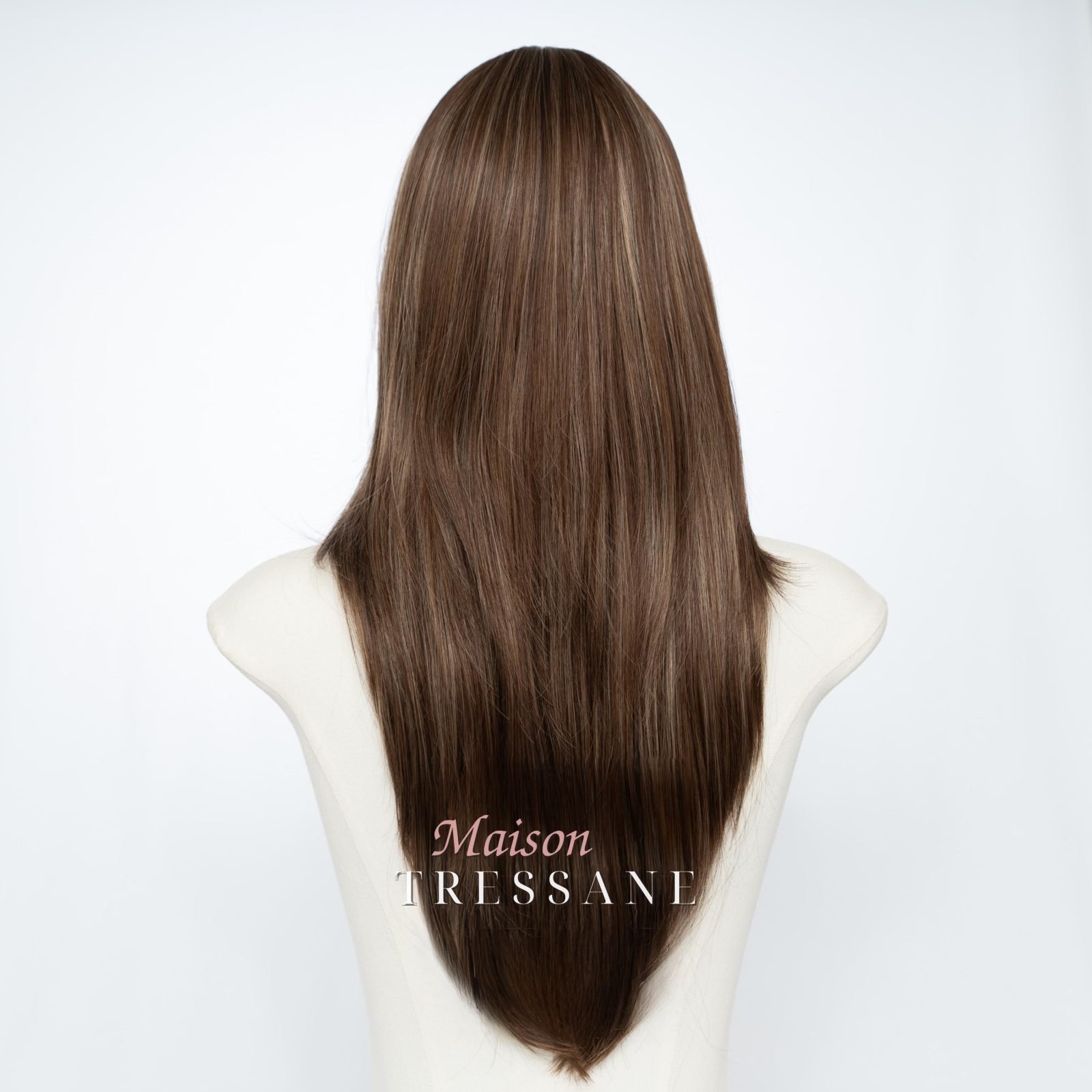 Perruque mèche brune de 22 pouces avec frange — lisse, 55 cm — vue de dos