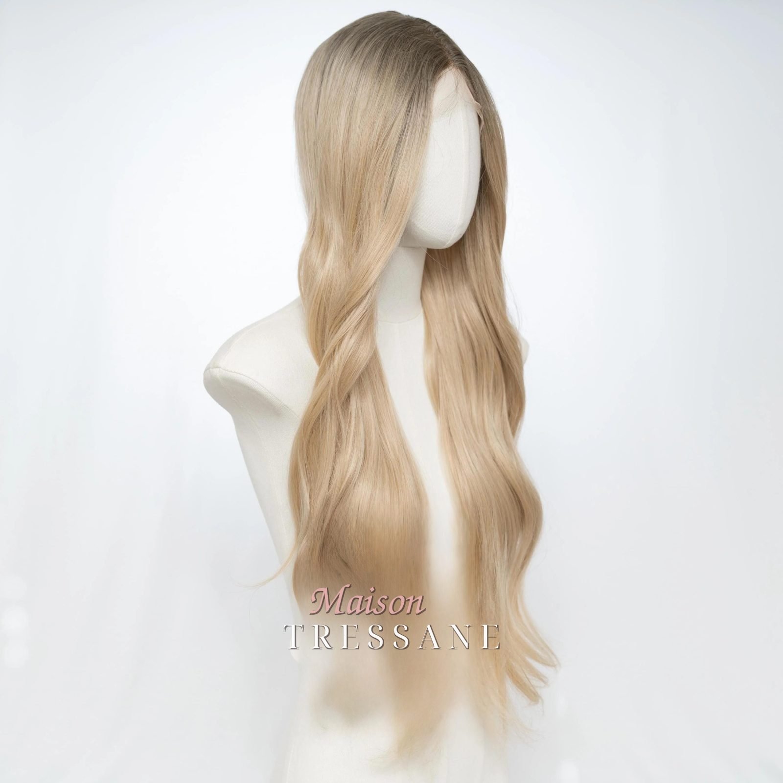 Perruque lace frontale en T de 26 pouces — ondulée, 65 cm, teinte blond — vue de trois quarts