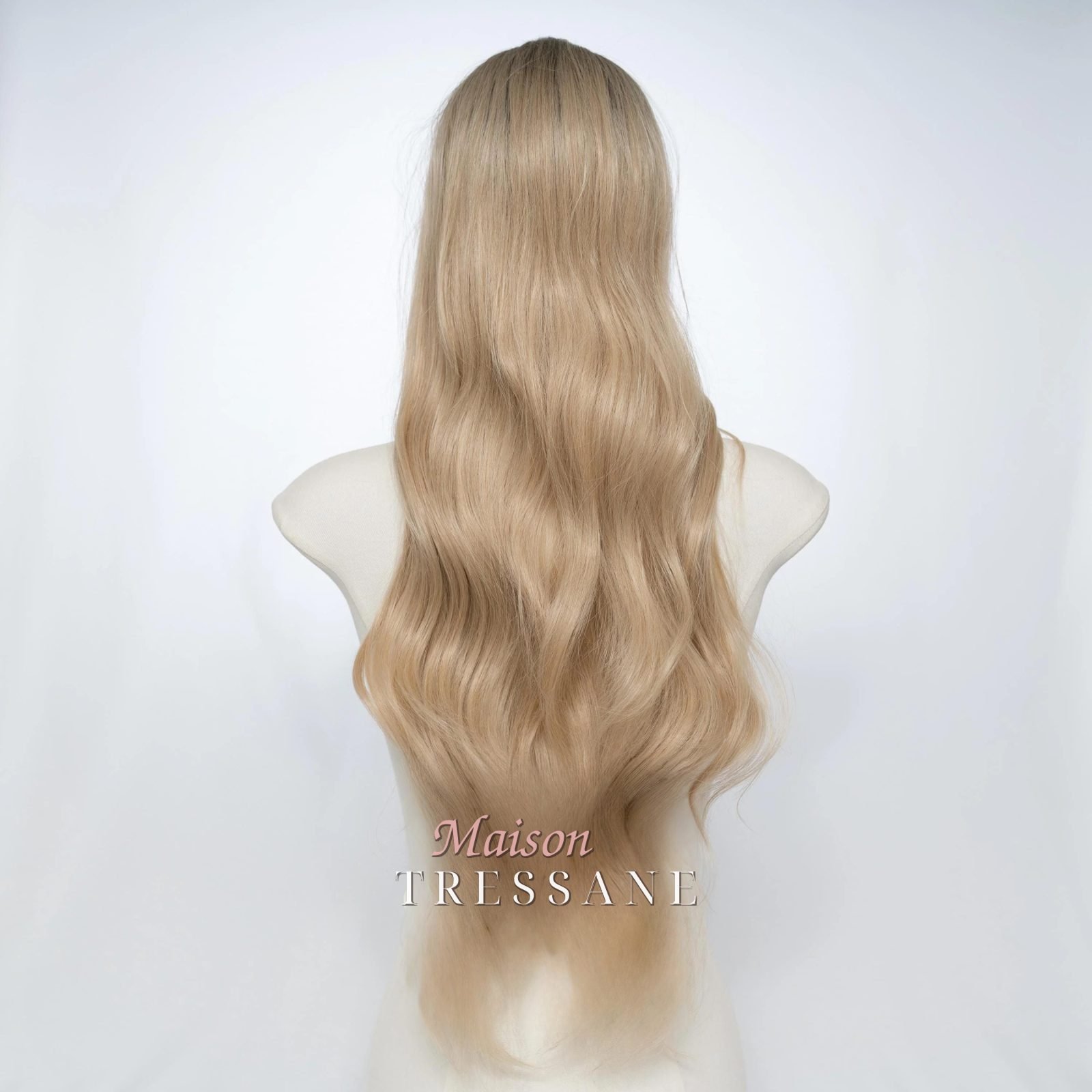 Perruque lace frontale en T de 26 pouces — ondulée, 65 cm, teinte blond — vue de dos