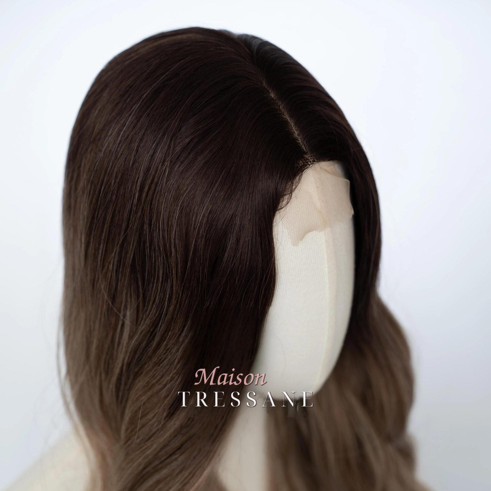 Petite Perruque Lace Front Dégradé Blond Cendré Foncé 24 Pouces — ondulée, 60 cm, teinte blond — vue de trois quarts