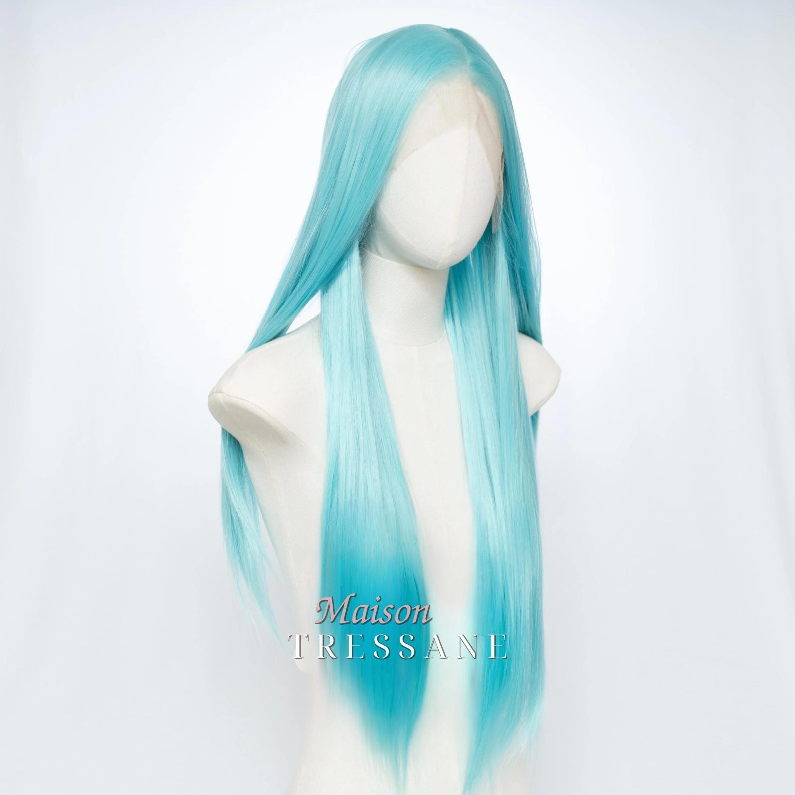 Perruque droite bleu glacier 24 pouces — lisse, 60 cm, teinte bleu — vue de trois quarts
