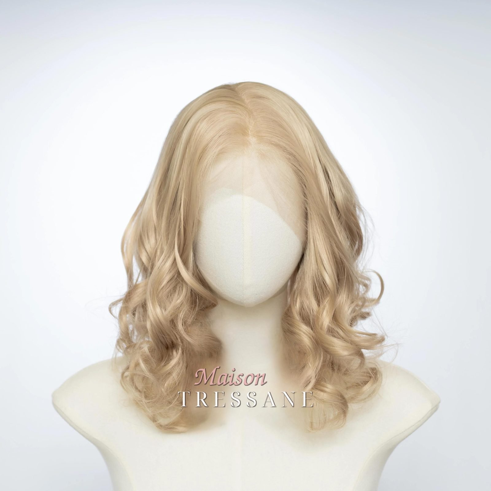 Perruque lace frontale blonde ondulée 13 x 4 pouces — bouclée, teinte blond — vue de face