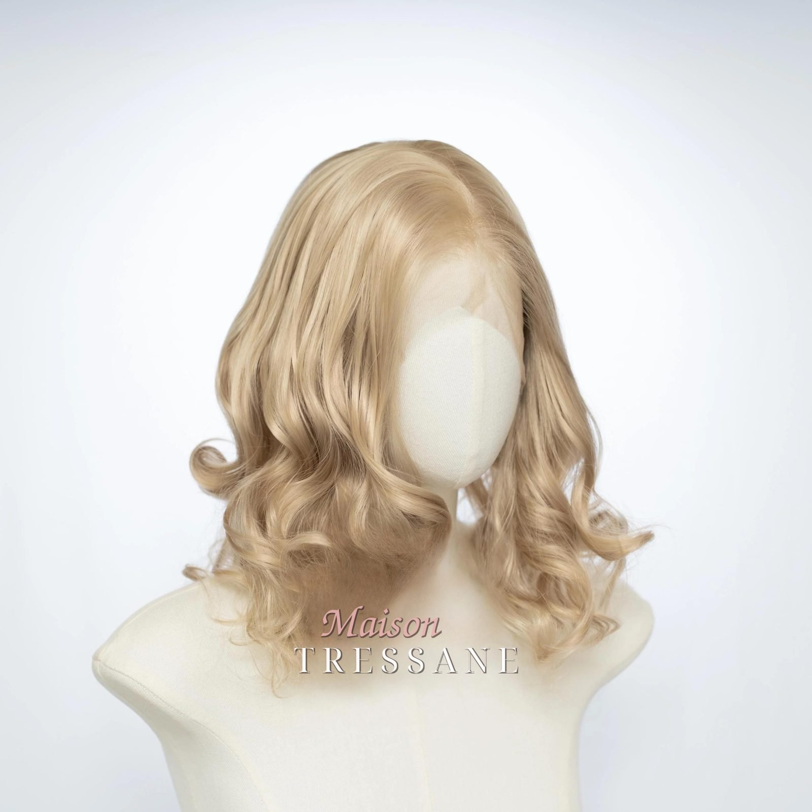 Perruque lace frontale blonde ondulée 13 x 4 pouces — bouclée, teinte blond — vue de trois quarts