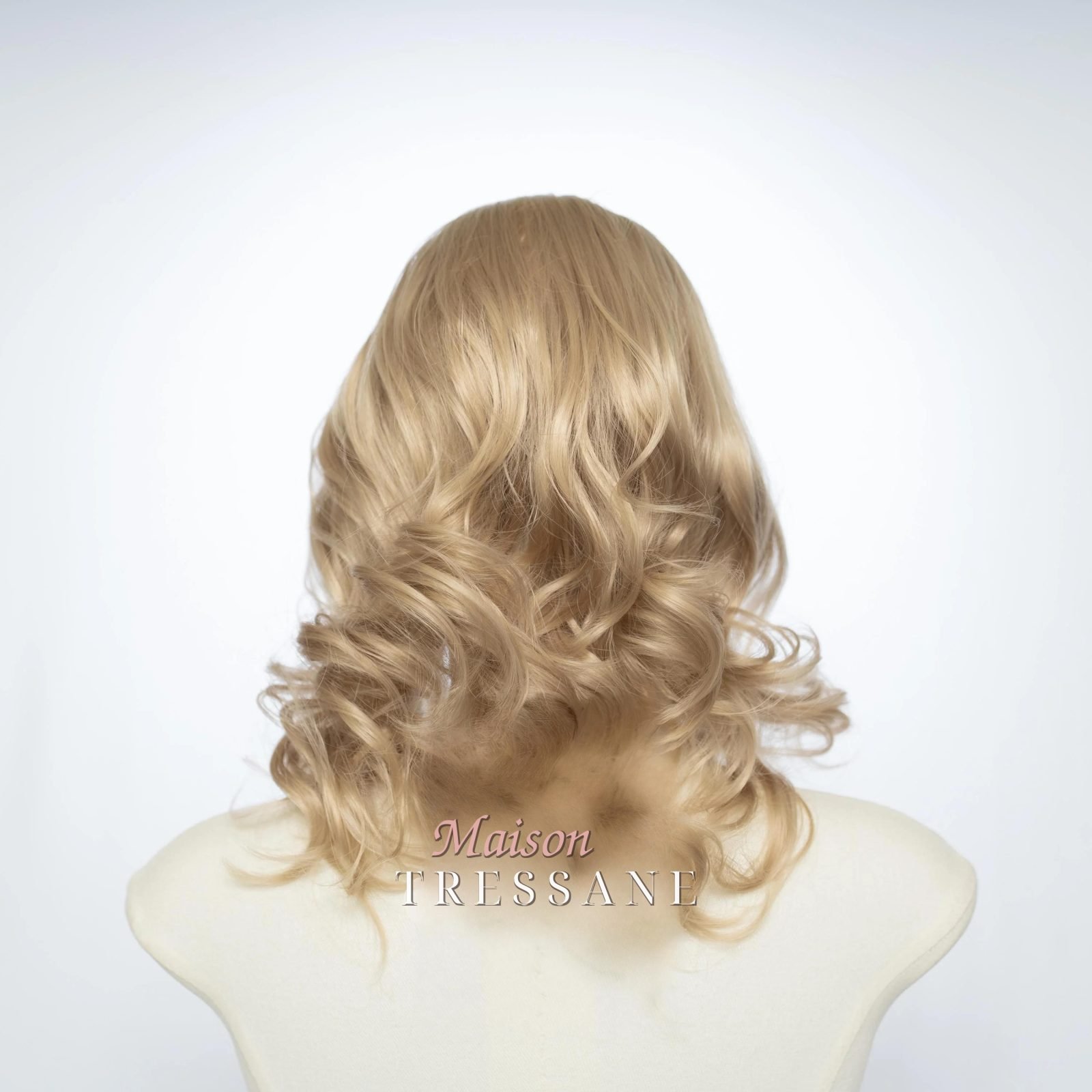 Perruque lace frontale blonde ondulée 13 x 4 pouces — bouclée, teinte blond — vue de dos