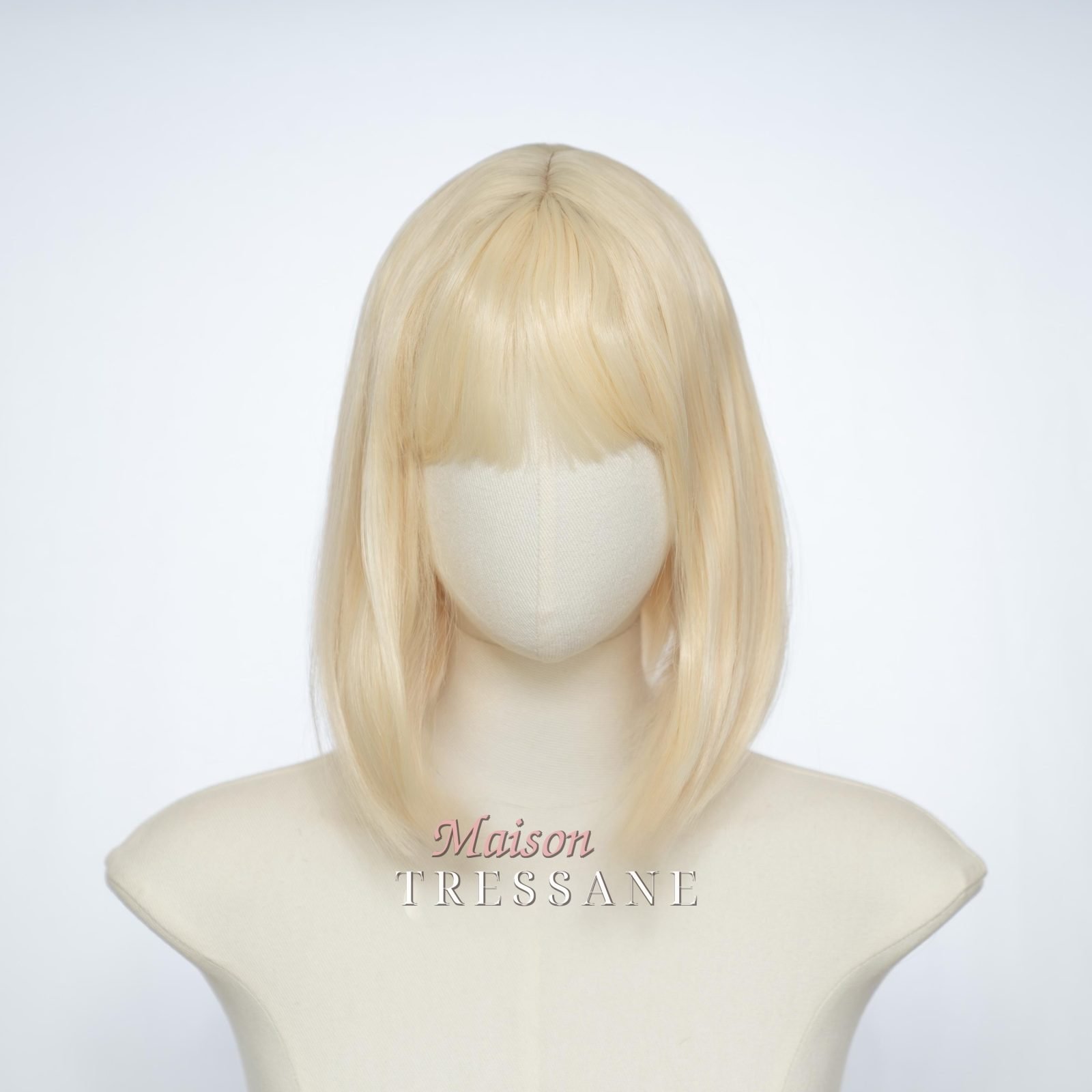 Perruque carrée droite blonde la plus claire de 30 cm (12 po.) — lisse, 30 cm, teinte blond — portée, vue de face