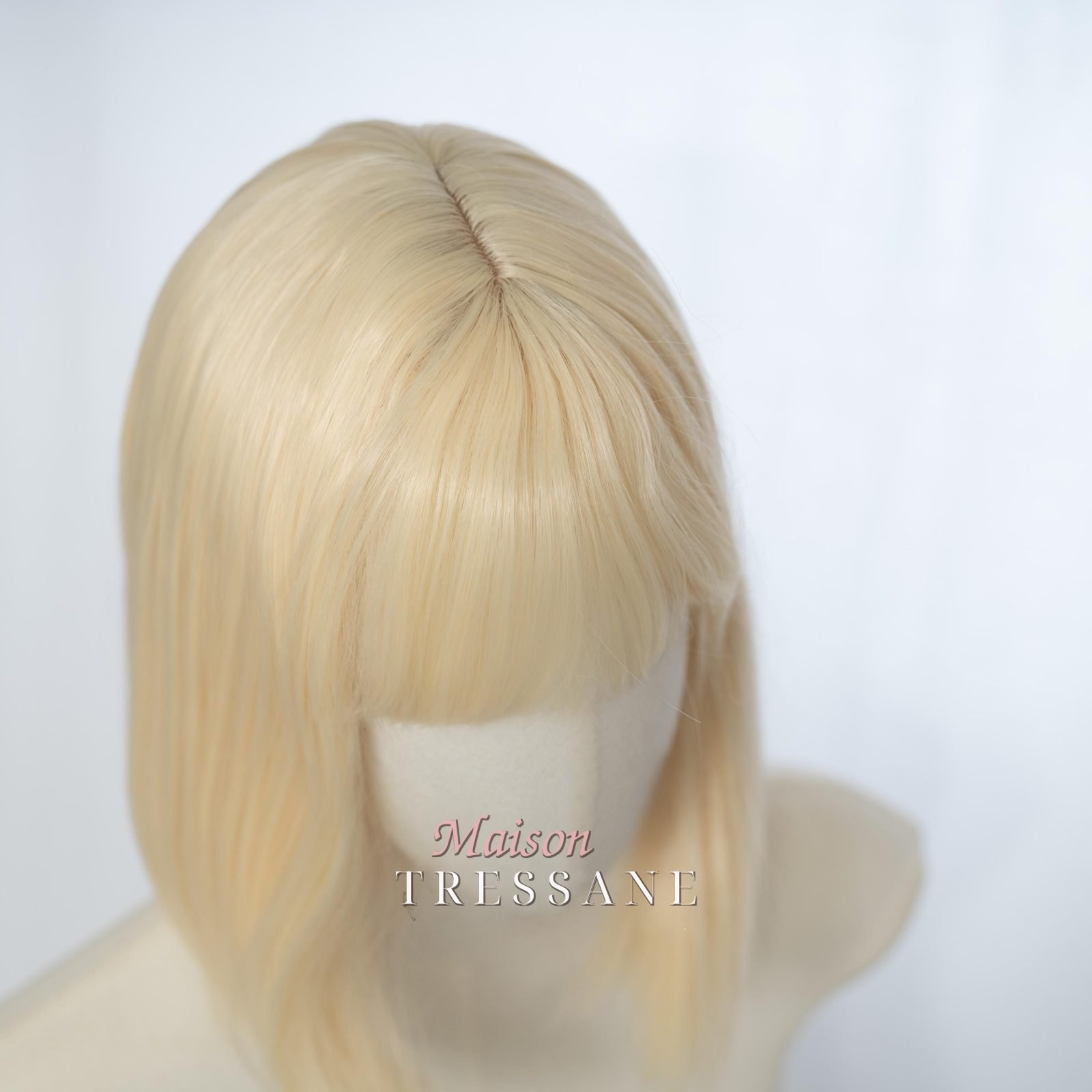 Perruque carrée droite blonde la plus claire de 30 cm (12 po.) — lisse, 30 cm, teinte blond — vue de trois quarts