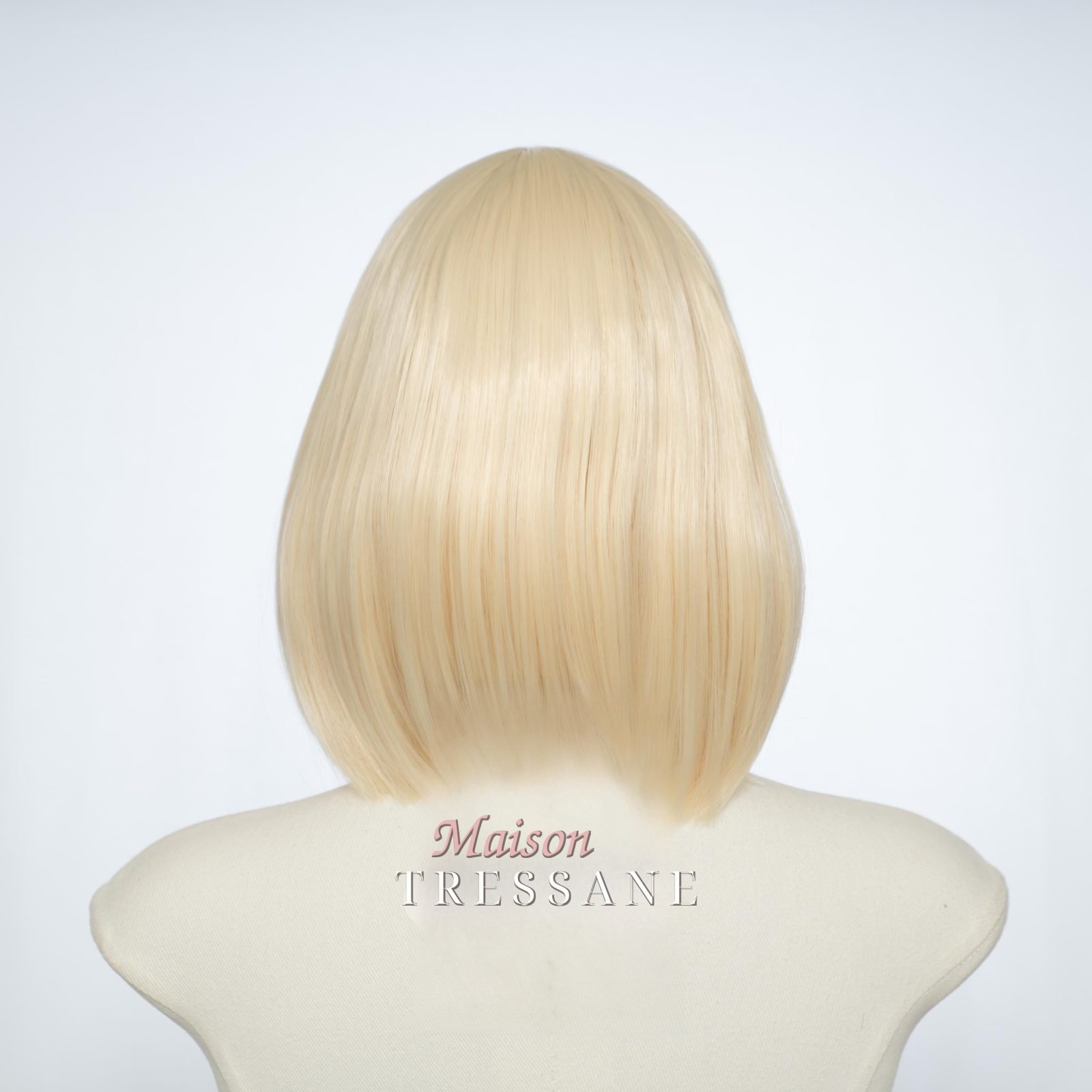 Perruque carrée droite blonde la plus claire de 30 cm (12 po.) — lisse, 30 cm, teinte blond — vue de dos