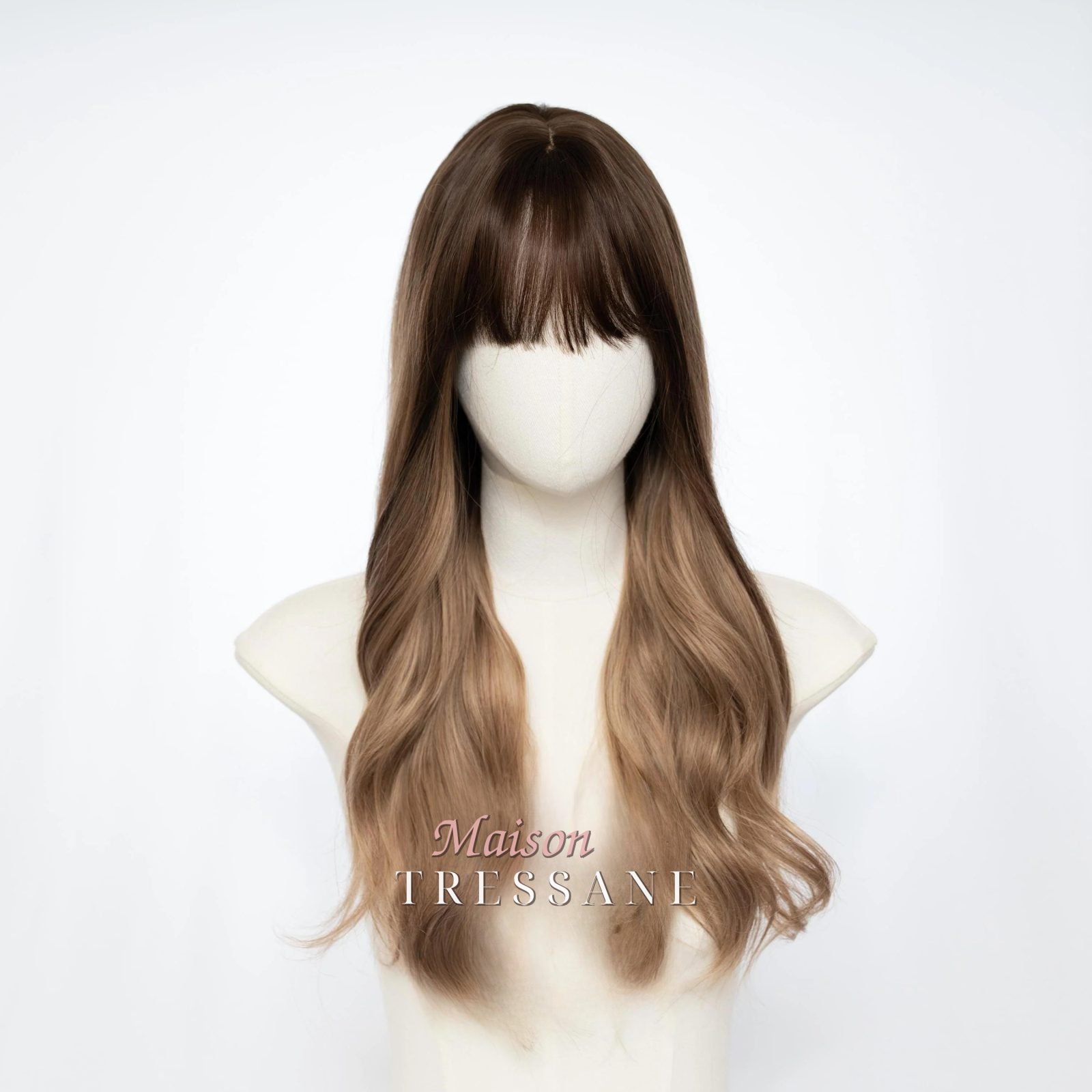 Perruque ondulée à balayage beige foncé cendré 24 pouces avec — ondulée, 60 cm — vue de face