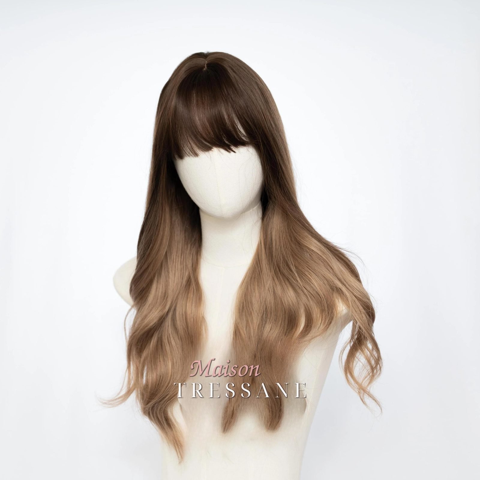 Perruque ondulée à balayage beige foncé cendré 24 pouces avec — ondulée, 60 cm — vue de trois quarts
