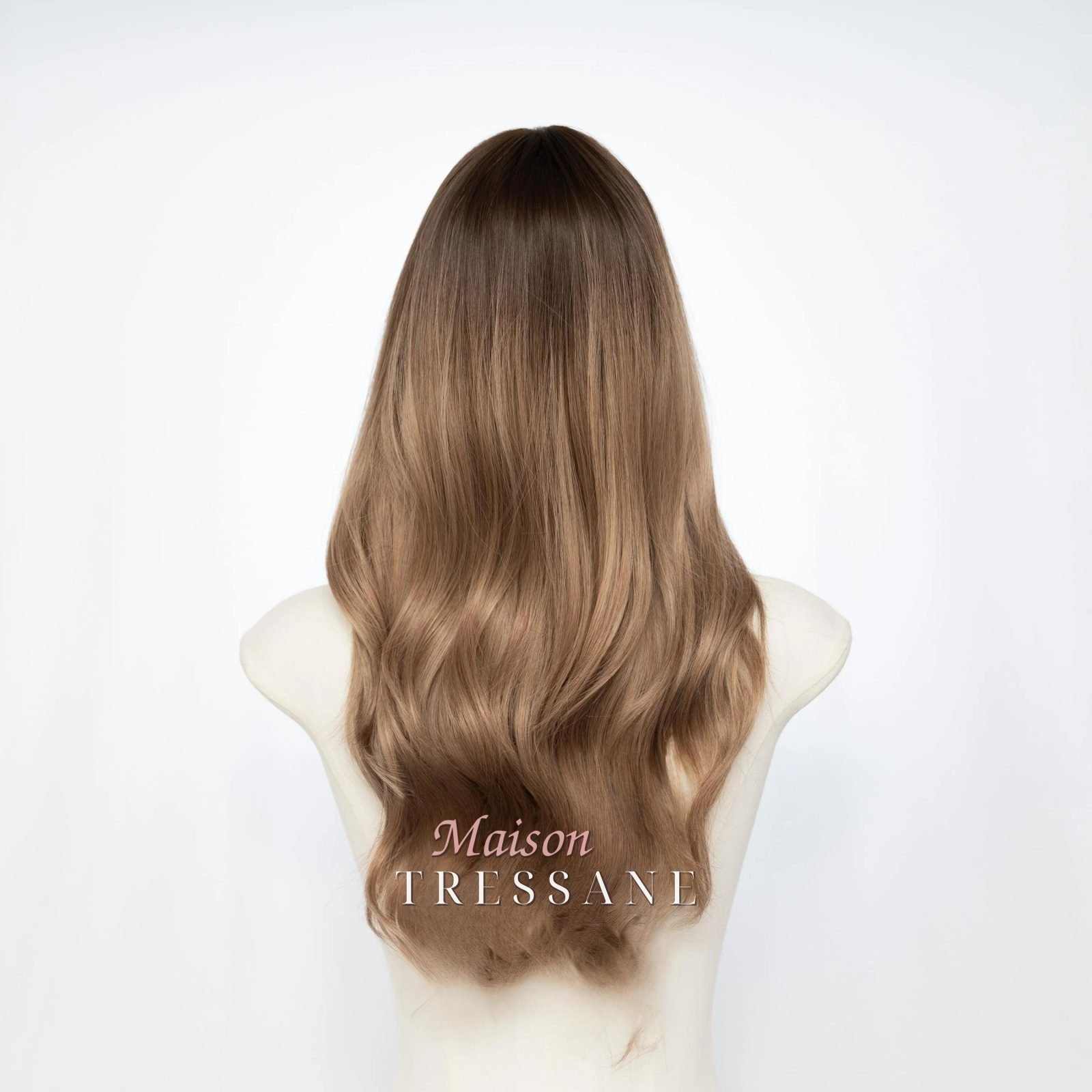 Perruque ondulée à balayage beige foncé cendré 24 pouces avec — ondulée, 60 cm — vue de dos