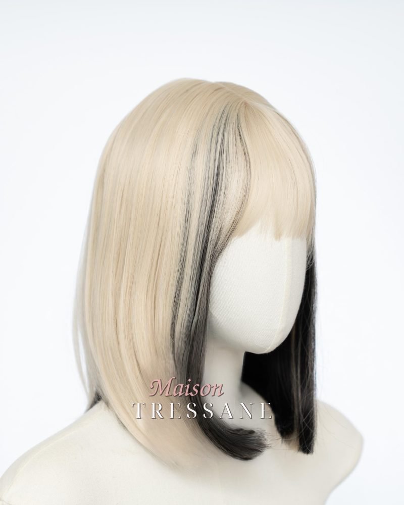Perruque blonde droite de 30 cm (12 po.) avec mèches noires et — lisse, 30 cm, teinte blond — portée, vue de face