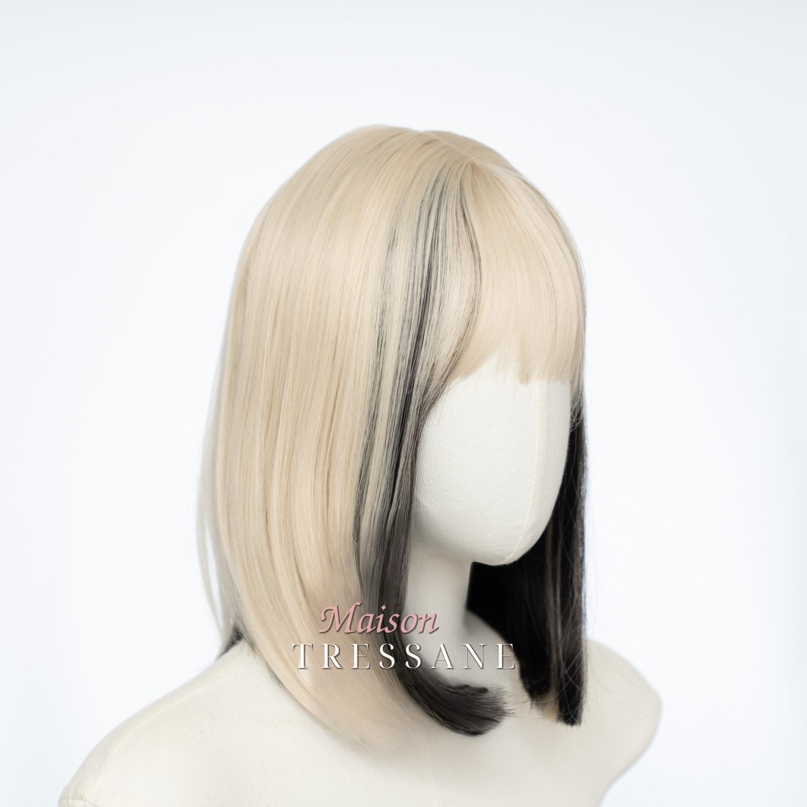Perruque blonde droite de 30 cm (12 po.) avec mèches noires et — lisse, 30 cm, teinte blond — portée, vue de face