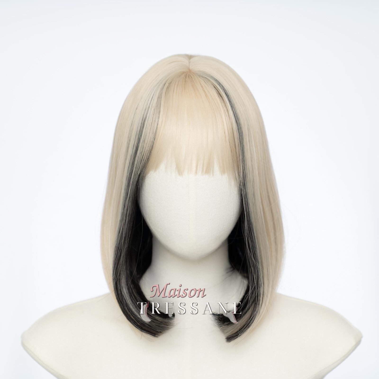 Perruque blonde droite de 30 cm (12 po.) avec mèches noires et — lisse, 30 cm, teinte blond — vue de face