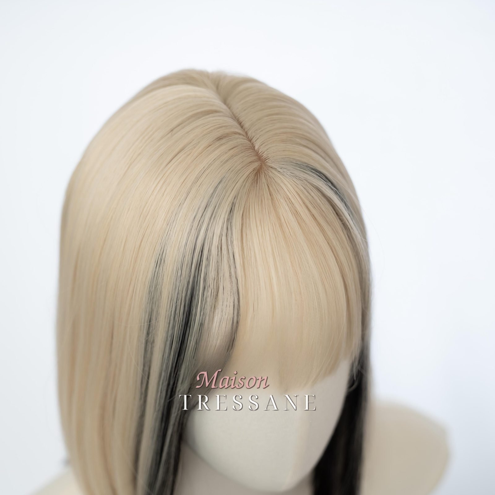 Perruque blonde droite de 30 cm (12 po.) avec mèches noires et — lisse, 30 cm, teinte blond — vue de trois quarts