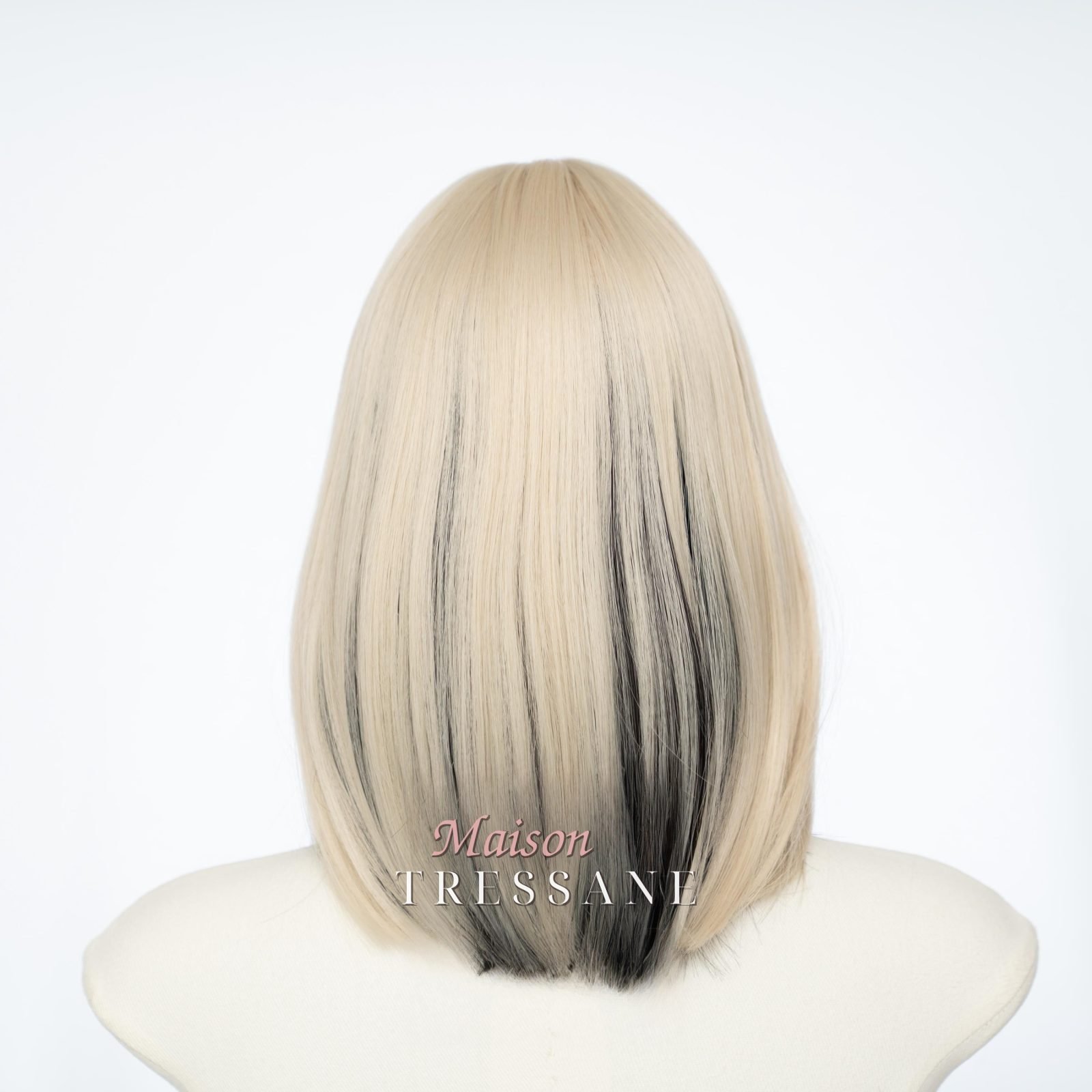 Perruque blonde droite de 30 cm (12 po.) avec mèches noires et — lisse, 30 cm, teinte blond — vue de dos