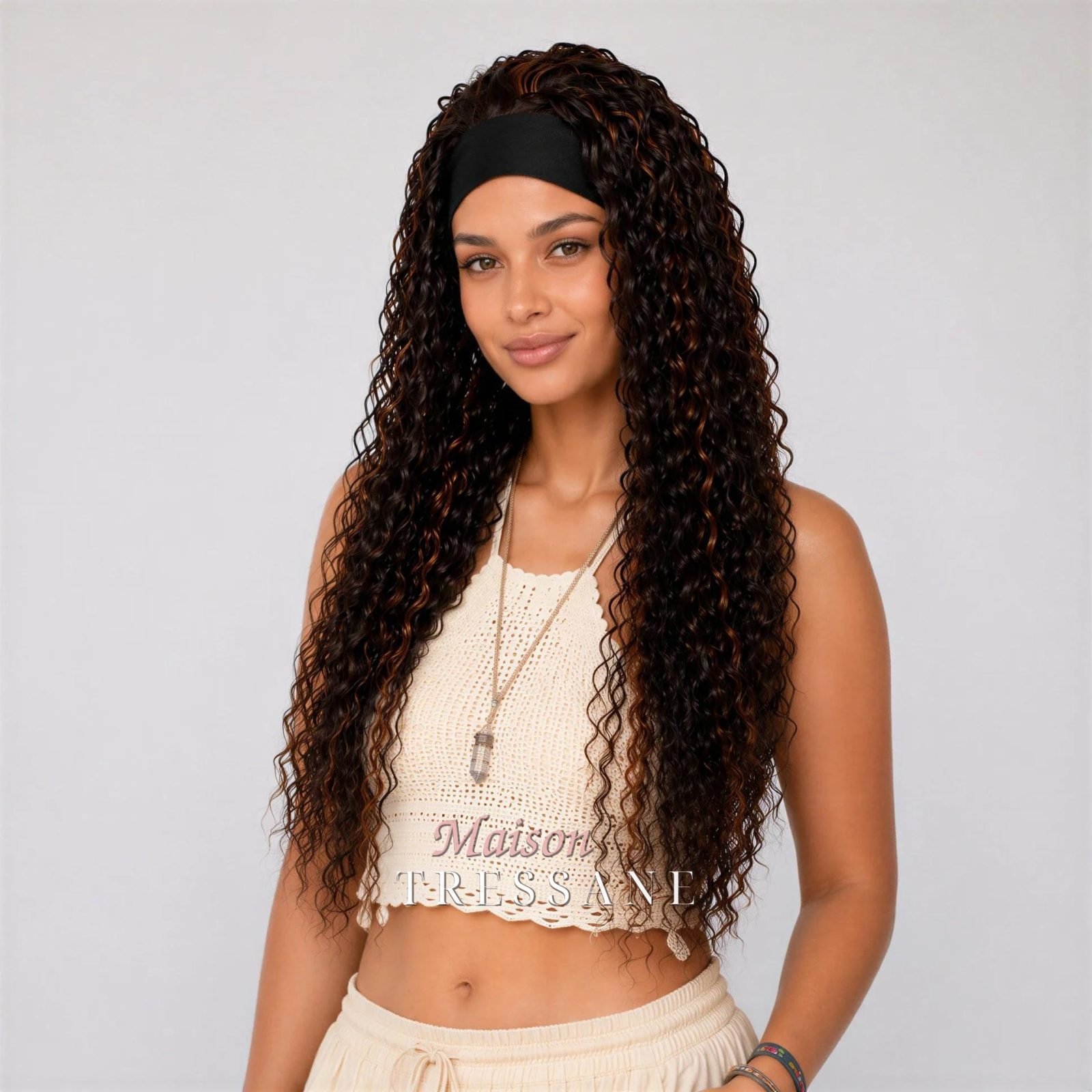 Perruque serre-tête bouclée brune 61 cm — bouclée, 60 cm — portée, vue de face