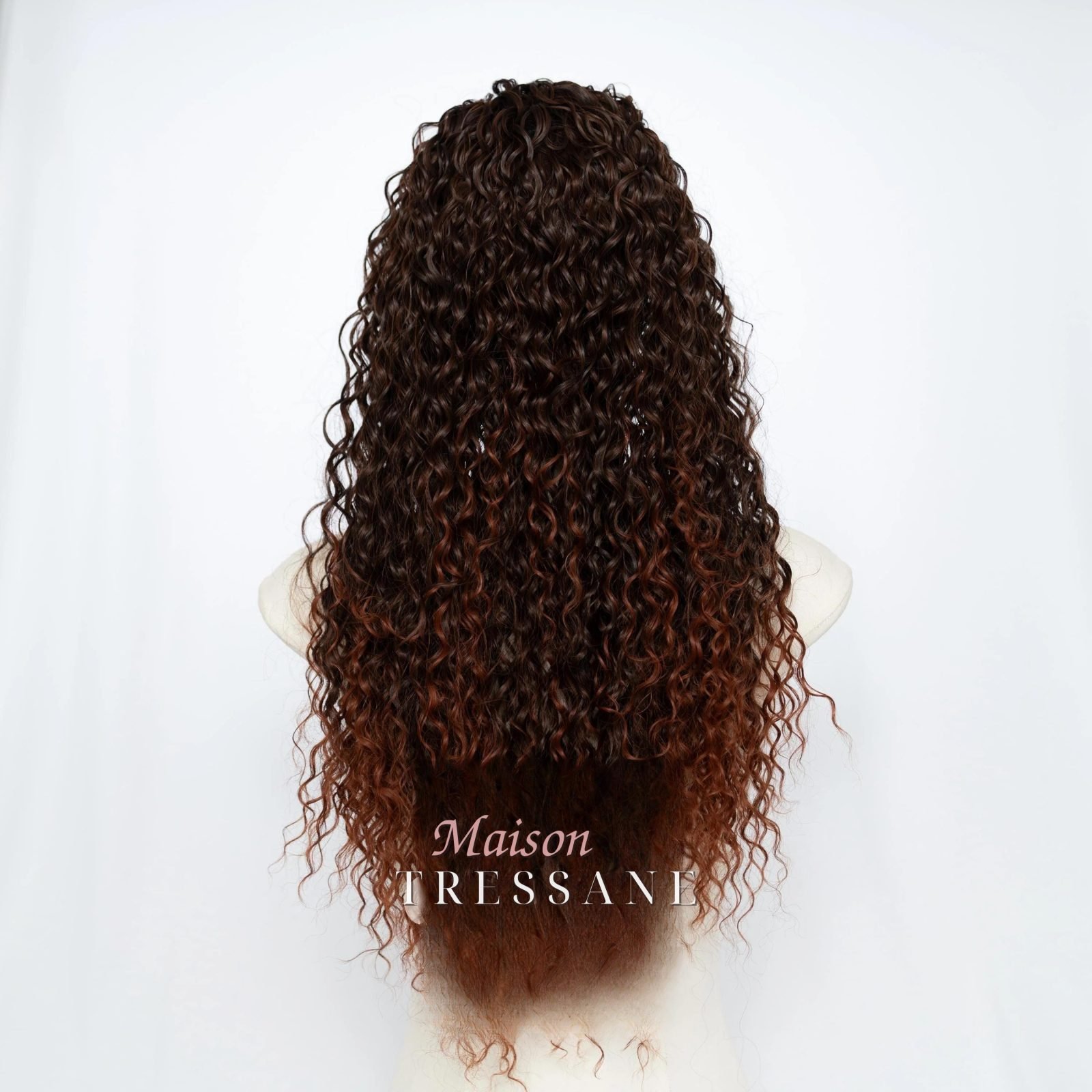 Perruque serre-tête bouclée brune 61 cm — bouclée, 60 cm — vue de trois quarts
