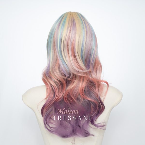 Perruque arc-en-ciel pastel de 22 pouces avec frange — ondulée, 55 cm, teinte multicolore — portée, vue de face