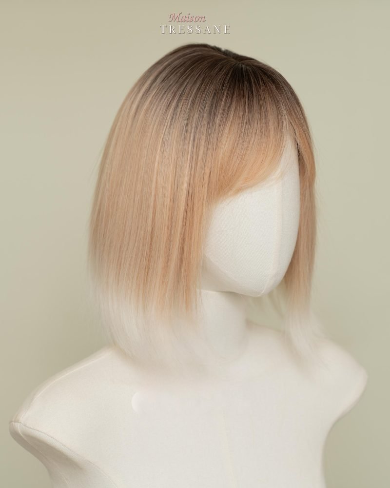 Perruque carrée ombrée brune à blonde de 30 cm avec extrémités — 30 cm, teinte blond — portée, vue de face