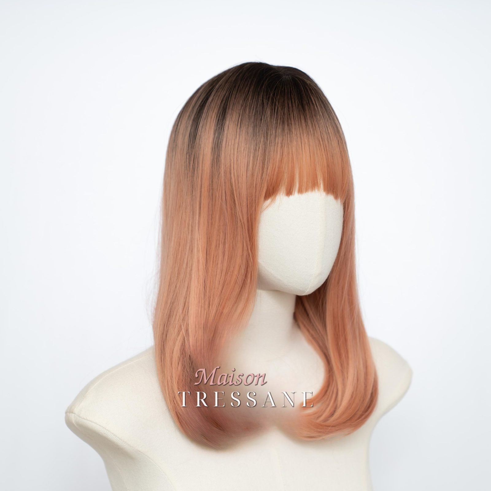 Perruque droite ombrée couleur pêche racine de 40 cm (18 po.) — lisse, 40 cm — portée, vue de face