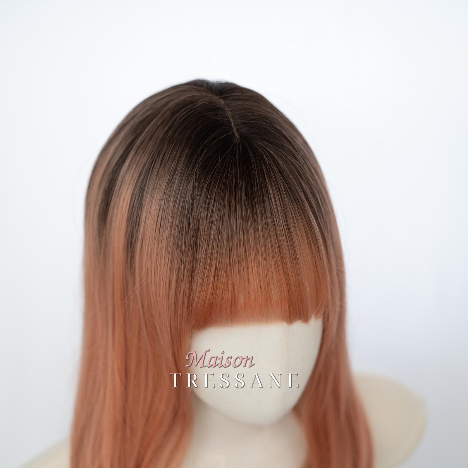 Perruque droite ombrée couleur pêche racine de 40 cm (18 po.) — lisse, 40 cm — vue de trois quarts