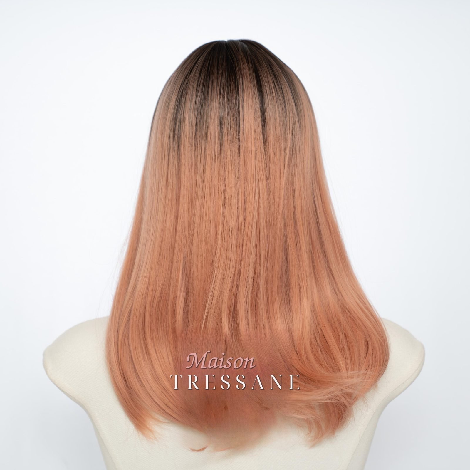 Perruque droite ombrée couleur pêche racine de 40 cm (18 po.) — lisse, 40 cm — vue de dos