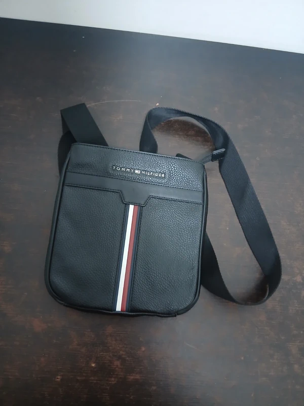 Saccoche Tommy Hilfiger en cuir authentique valeur au magasin