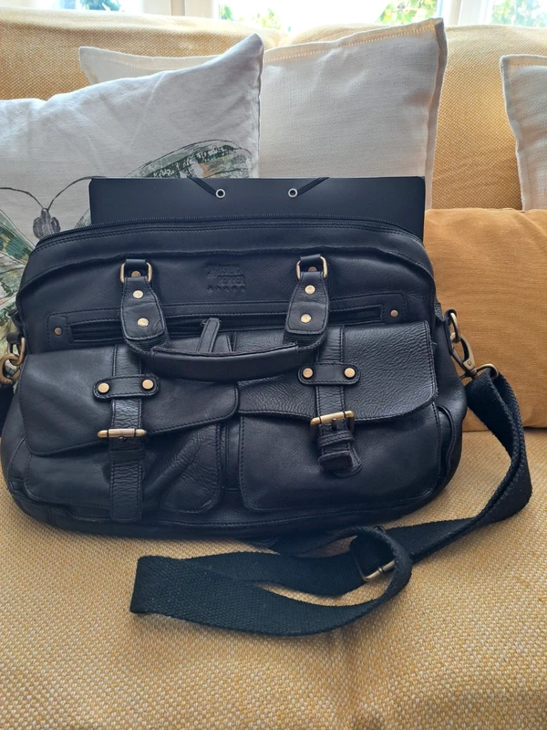 Grand sac ordinateur en cuir noir basilic pepper