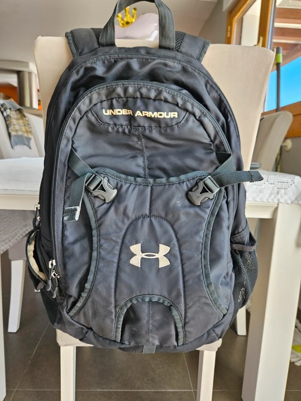 Mochila técnica Under Armour negra Protect This House con múltiples compartiment