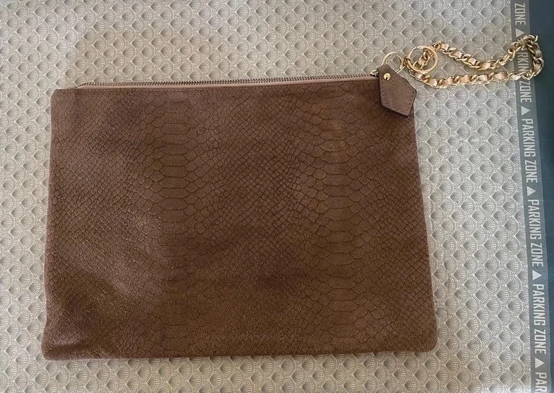Pochette Pascal Morabito modèle Deborah en cuir taupe imprimé serpent