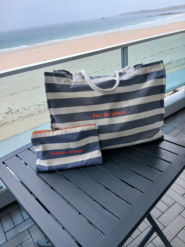 Sac plage rayé et sa pochette création Galeries Lafayettes