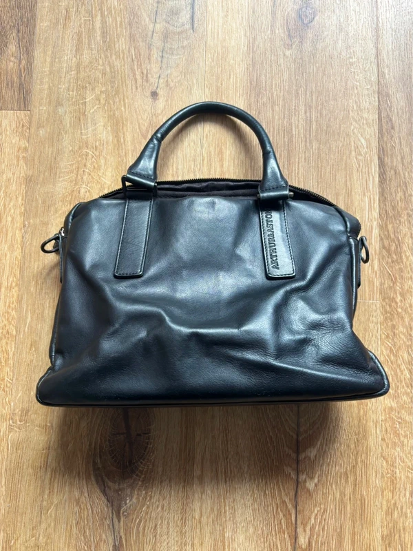 Sacoche noire en cuir Arthur & Aston