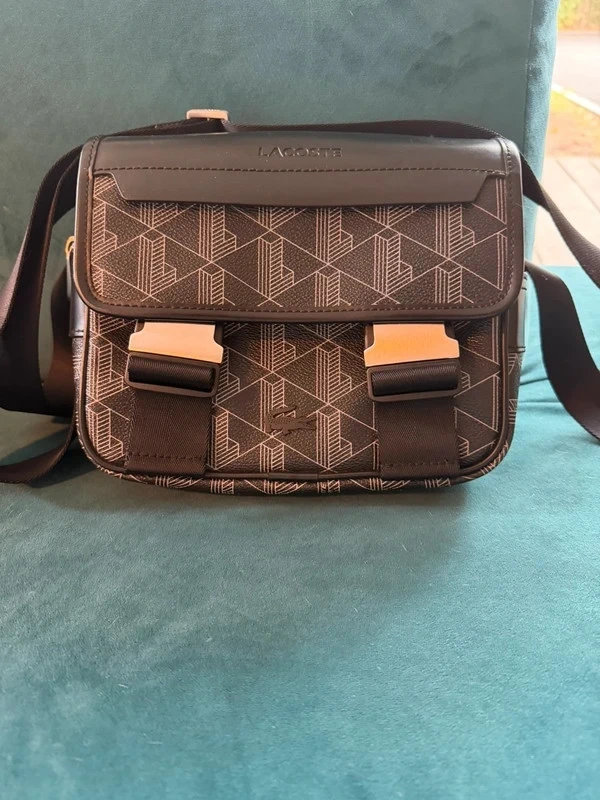 Sacoche Lacoste The Blend en cuir, monogramme noir/gris