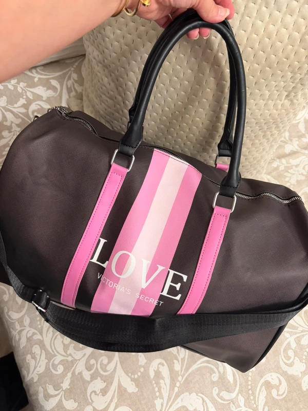 Sac de voyage. Noir et rose vs