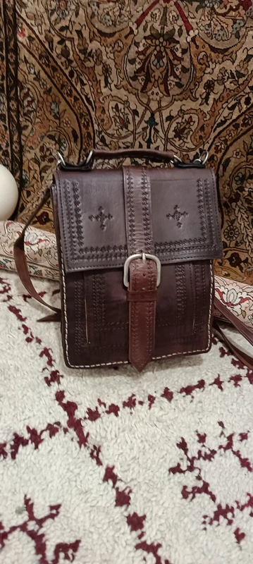 sacoche en véritable cuire fait à la main bien cousu travail d'artisanat