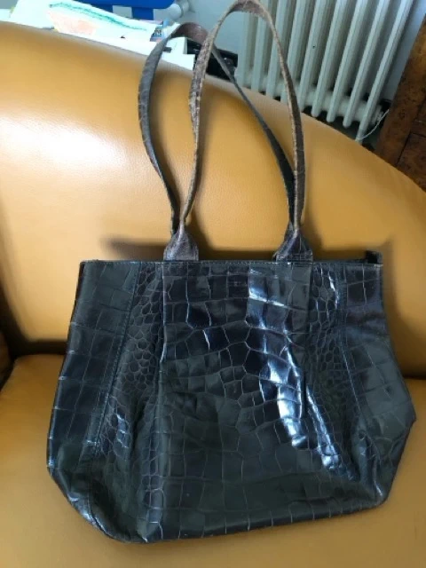 Très joli sac en cuir marron façon croco de chez Furla