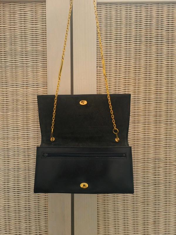 Pochette enveloppe vintage cuir noir – Chaîne dorée – Fermeture Éclair France –