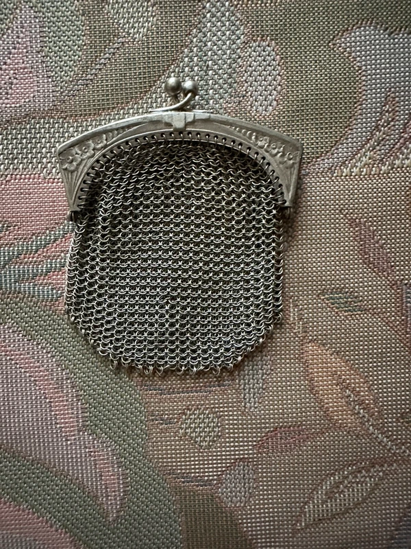 Vintage Petite bourse aumônière couleur argent. Fines mailles en parfait état.