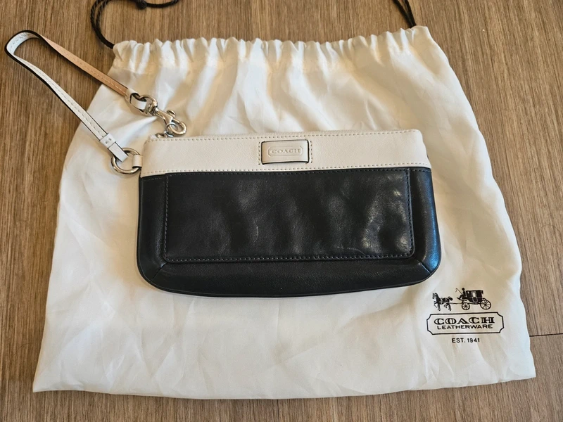 Pochette cuir bleu marine blanc COACH