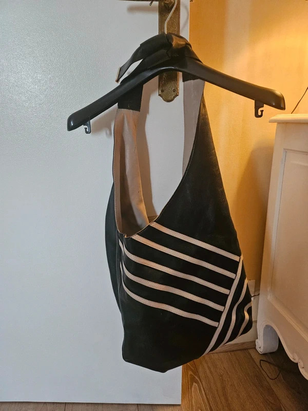 Très joli sac Gérard Darel en cuir souple, noir et écru