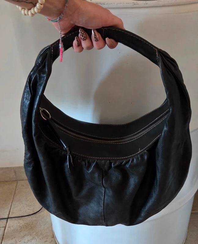 Sac Séquoia cuir noir hobo besace porté épaule souple zippé surpiqûres