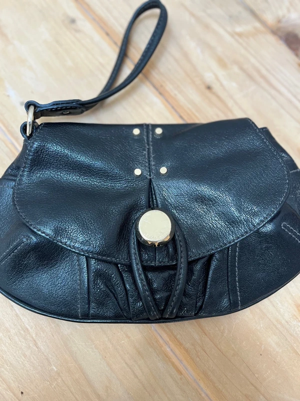 Pochette Coccinelle en cuir noir avec dragonne et fermoir argenté