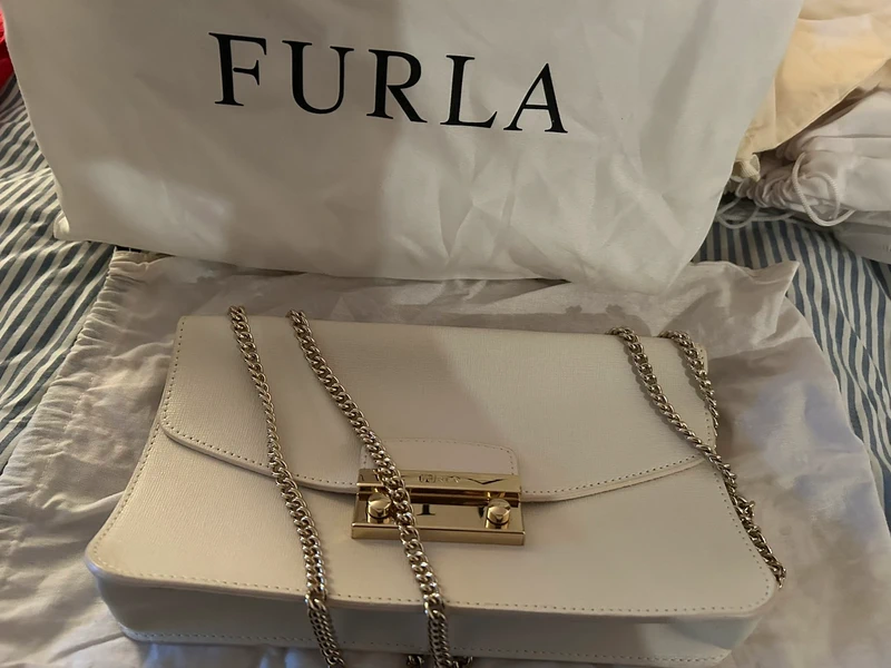 Élégant sac à chaîne Furla – Cuir grainé Blanc/Crème