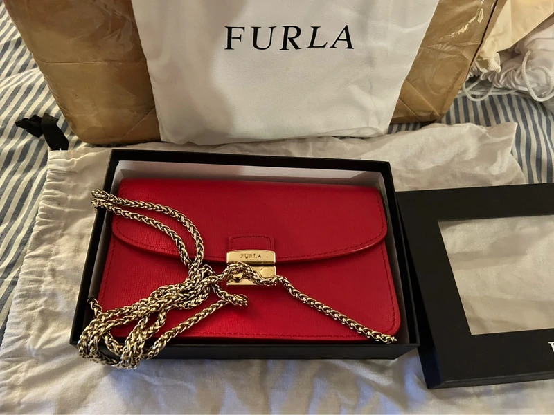 Sac pochette Furla rouge avec chaîne dorée