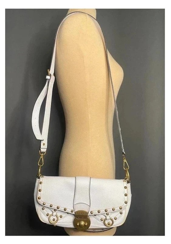 Sac Guess blanc clouté à clous dorés – style Y2k
