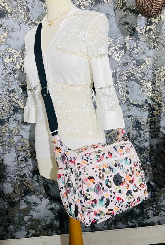 Grand sac à bandoulière Kipling en toile blanc et motifs multicolores